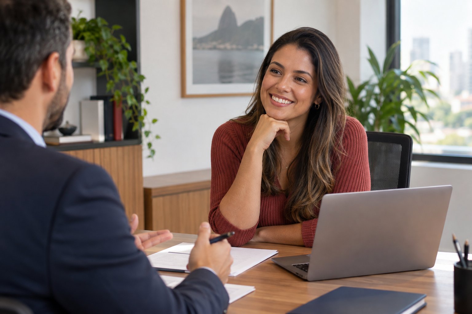 Pessoa satisfeita conversando com um consultor durante o planejamento de um consórcio